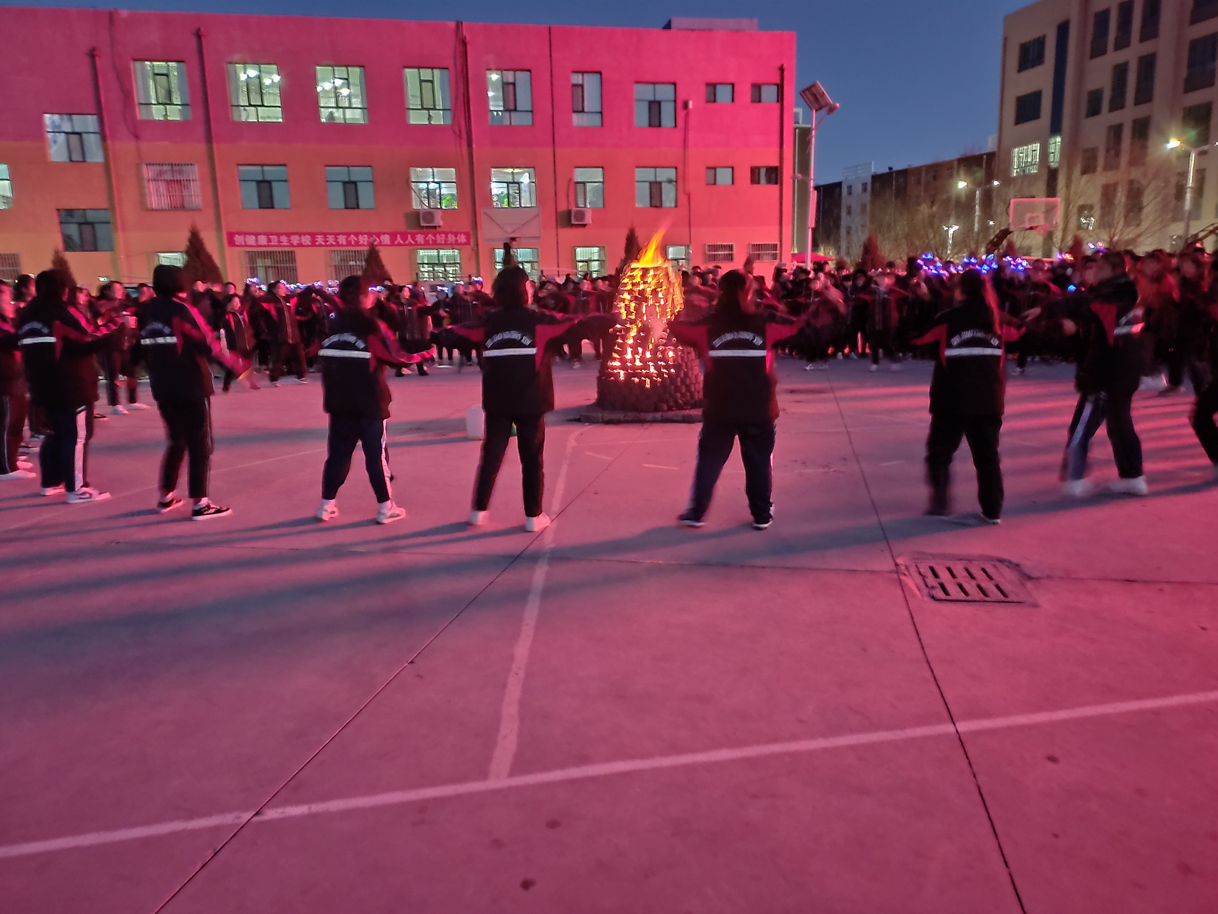 D:\2019---2020年度第一学期团委工作\报道\报道剪影\庆元旦迎新年篝火晚会剪影\微信图片_2019122720024419.jpg