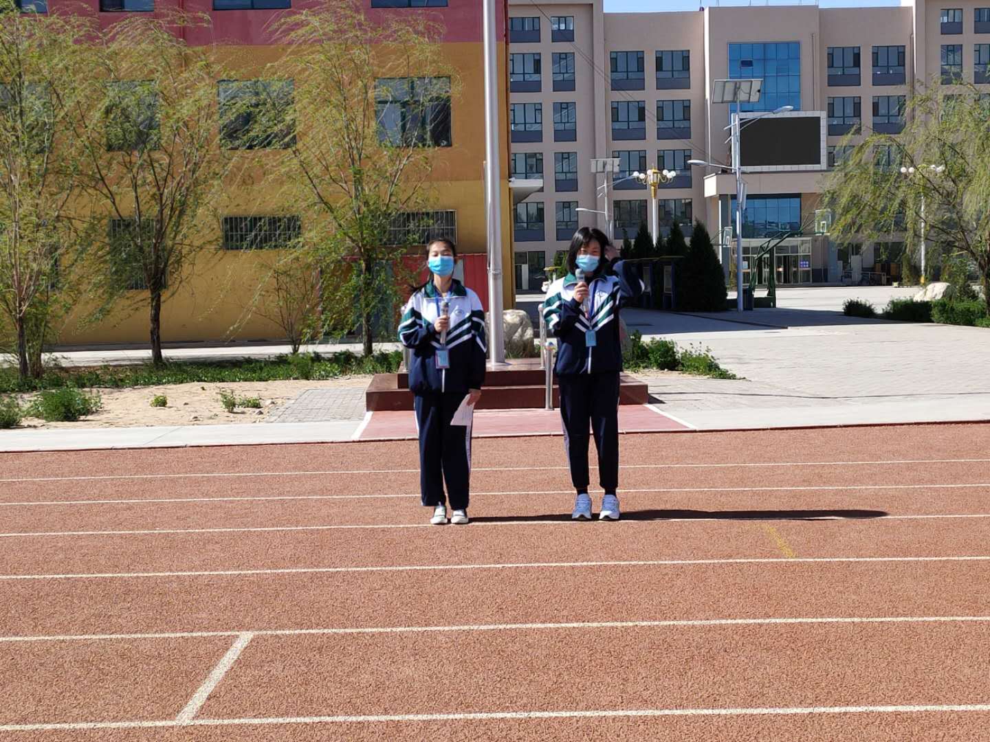 D:\2019---2020年第二学期团委工作\升旗\升旗剪影\弘扬工匠精神塑造职教风采\幼师28班陆月 王誉蓉主持剪影.jpg