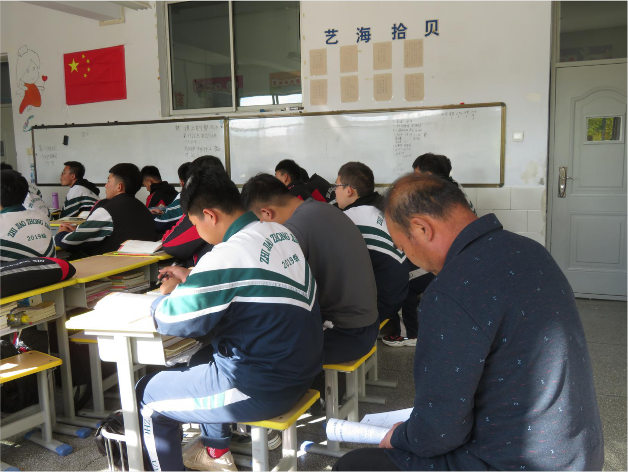 罗劲忠老师在听课 (2).png