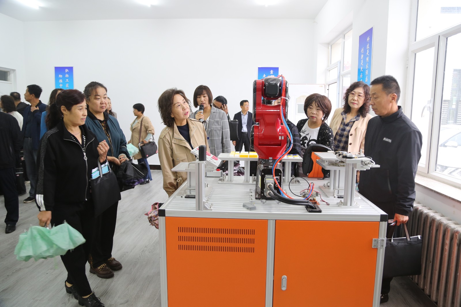 7.观摩智能机器人.JPG