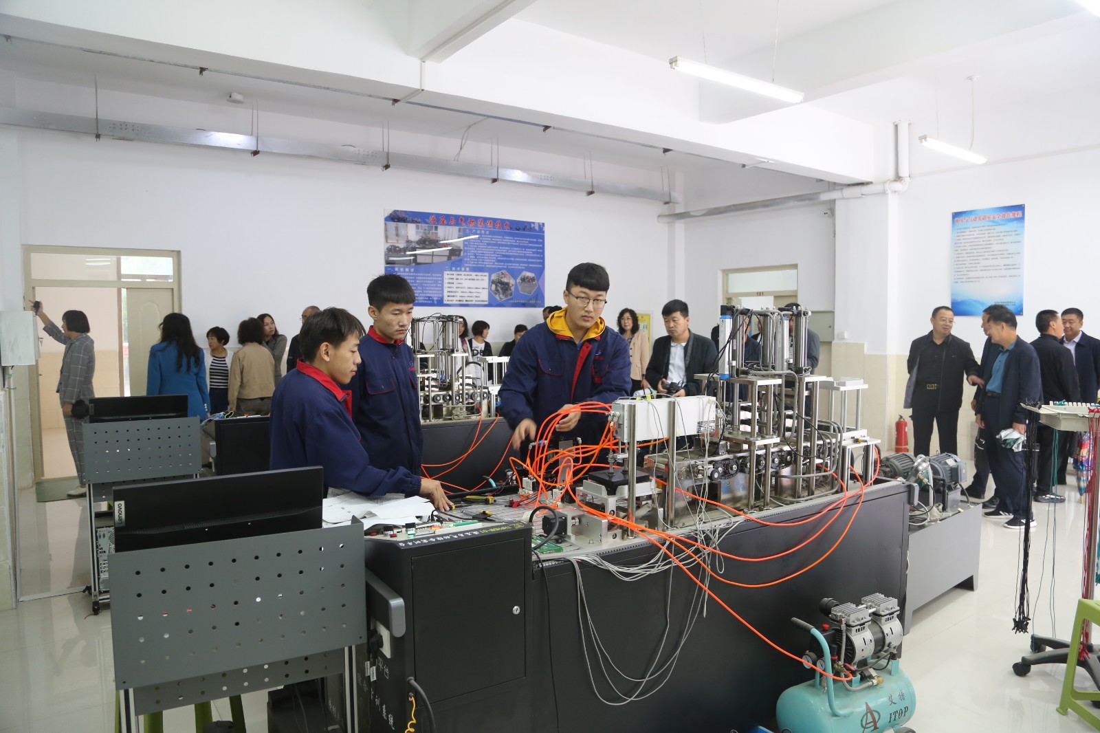 9.观摩液压与气压实训室.JPG