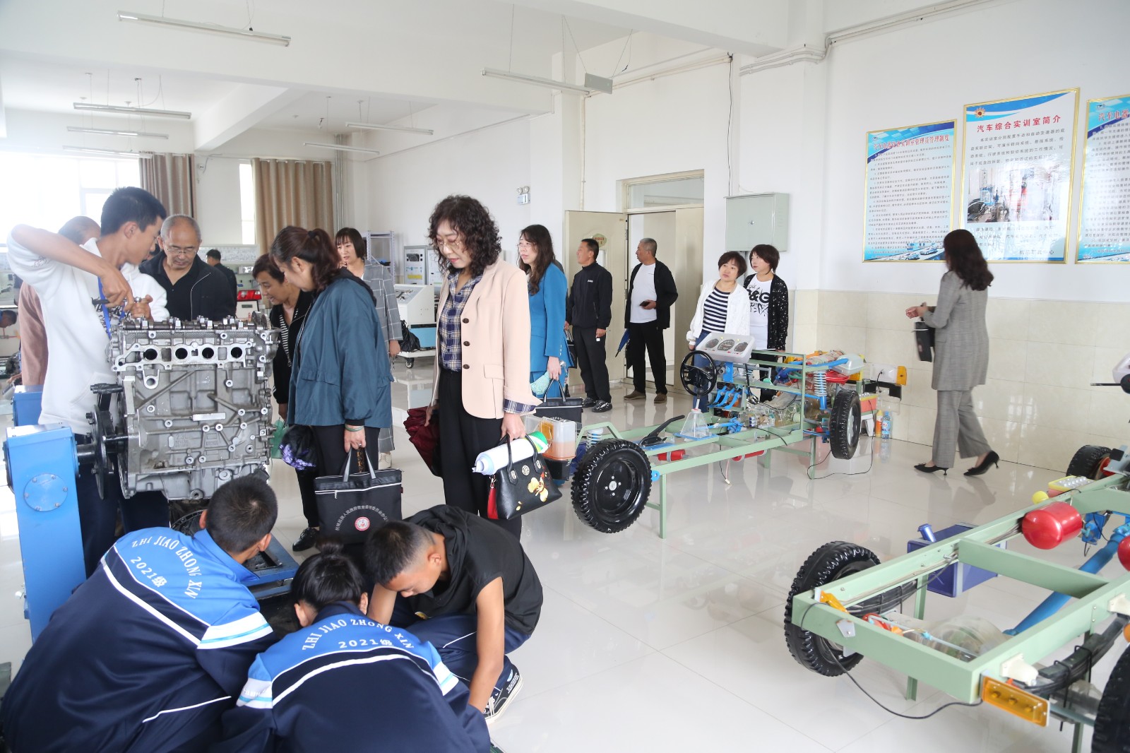 10.观摩汽车发动机组装实训室.JPG