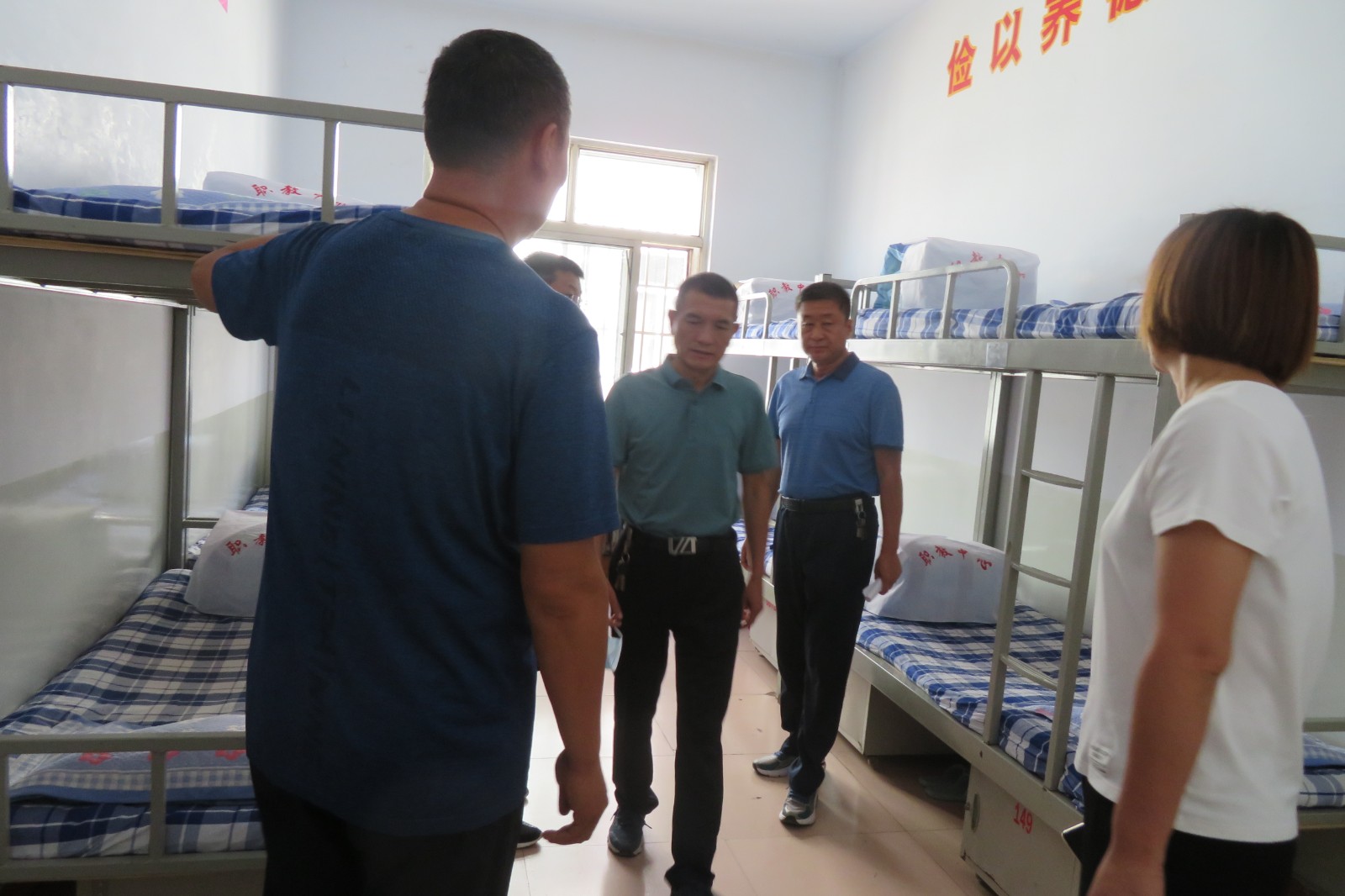 12.检查宿舍.JPG