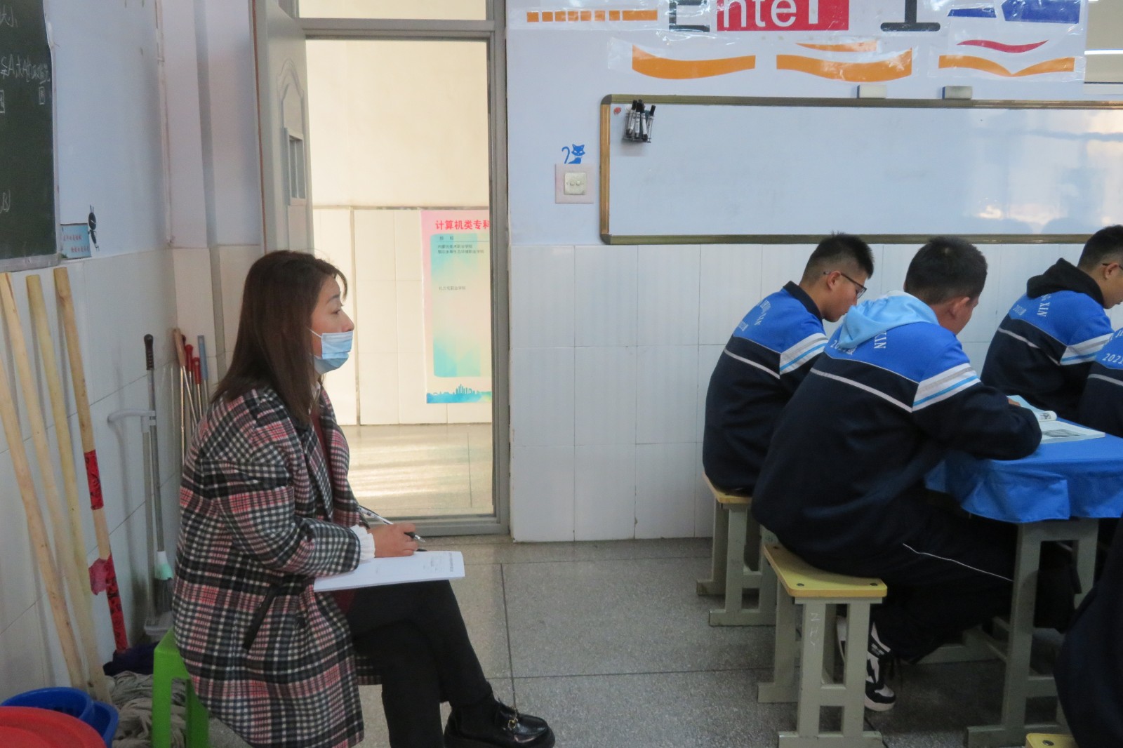 家长督学高文芝在听课 .JPG