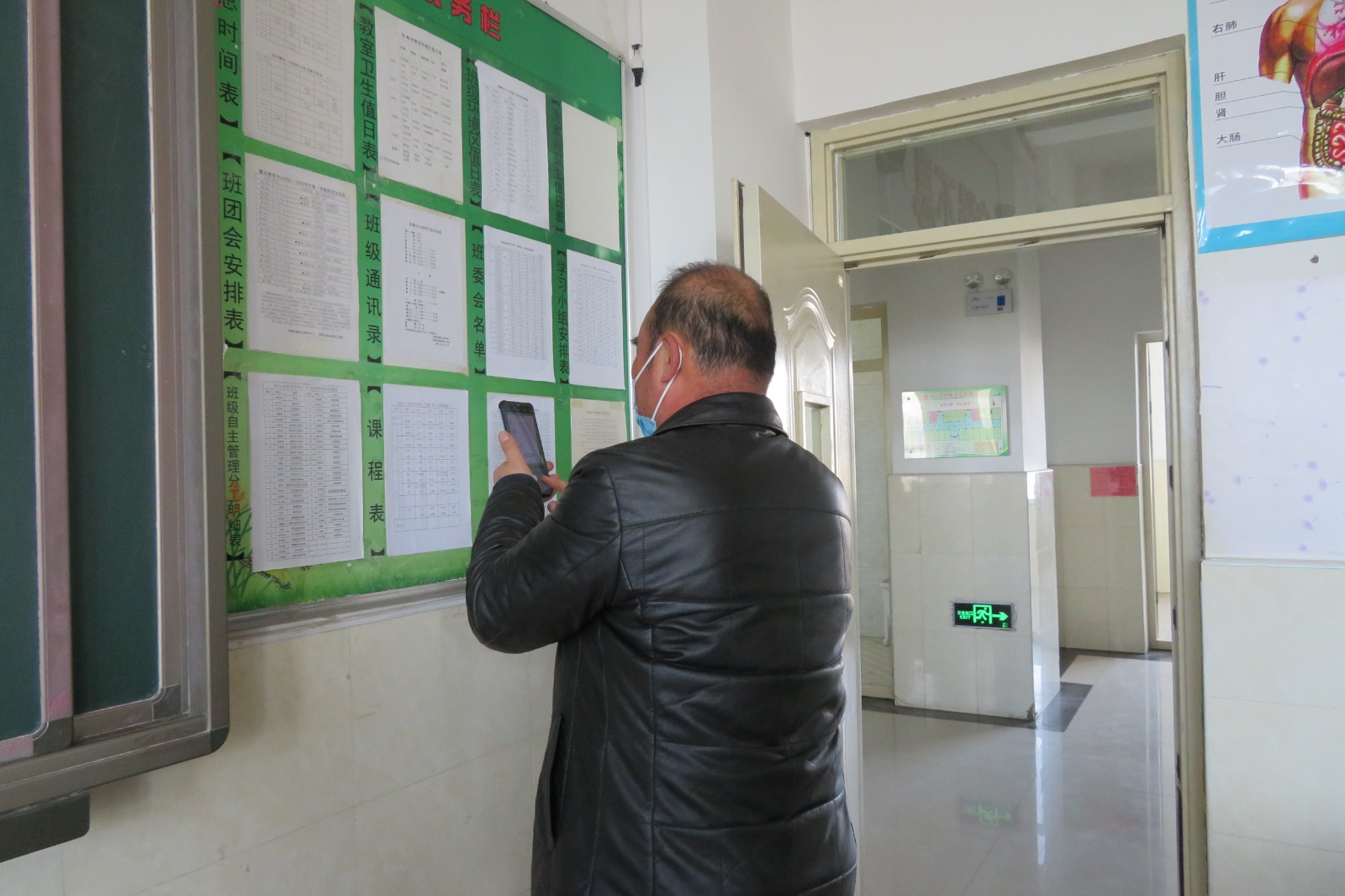 罗老师查看班级课程表.JPG
