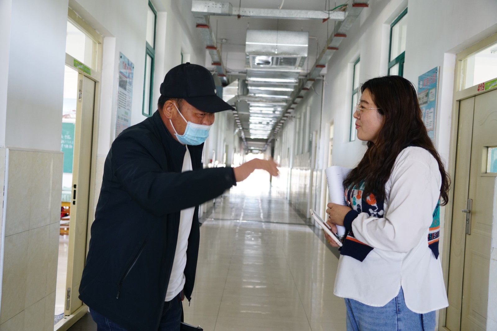 责任督学罗劲忠老师和张倩老师交流课堂教学情况 (3).JPG