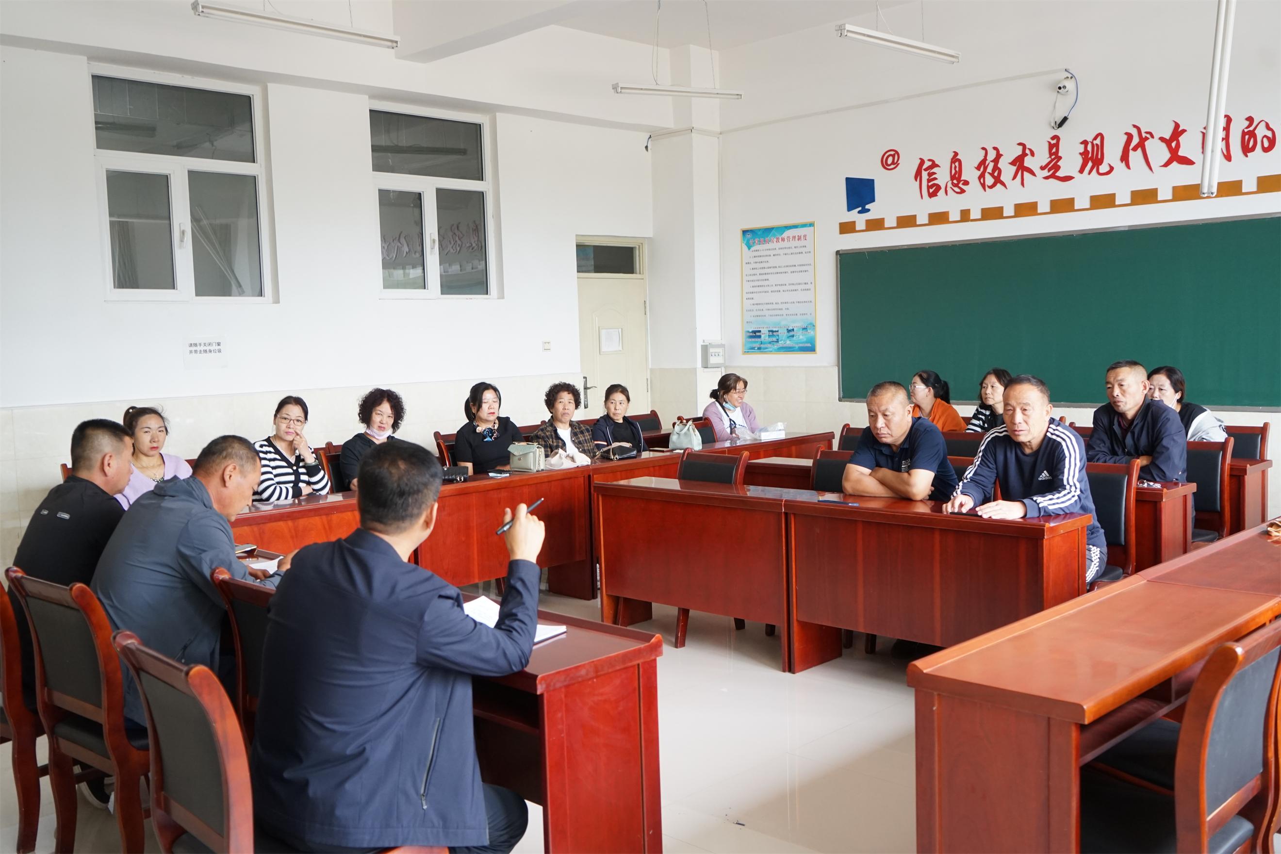 公寓管理老师培训剪影 (7).JPG