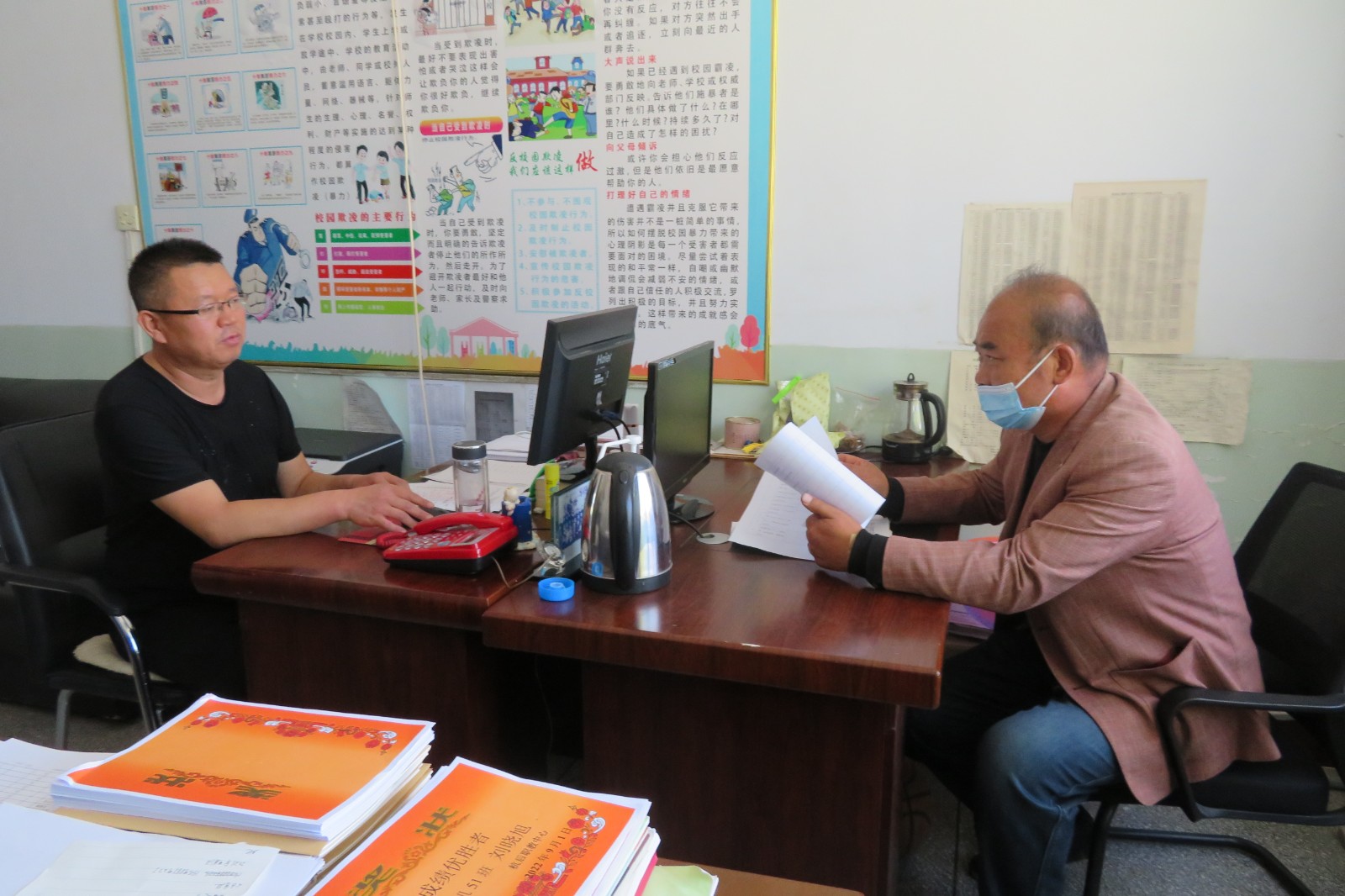 罗劲忠督学和德育处主任祁世宏就疫情防控情况进行交流.JPG