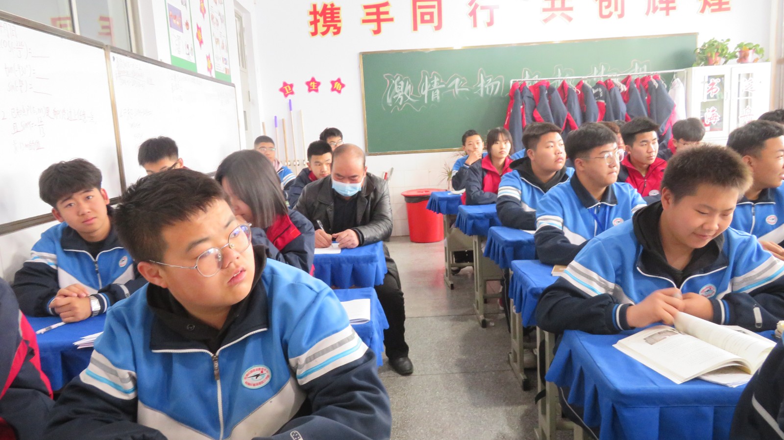 罗劲忠老师在听课 (2).JPG