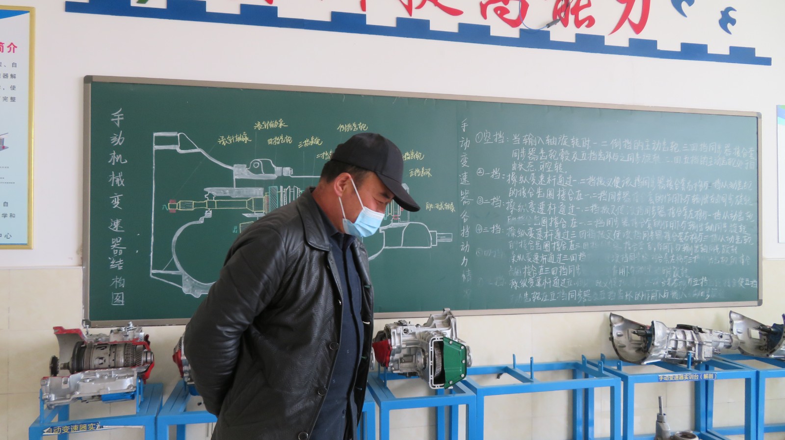 罗劲忠老师查看汽电实训室 (2).JPG