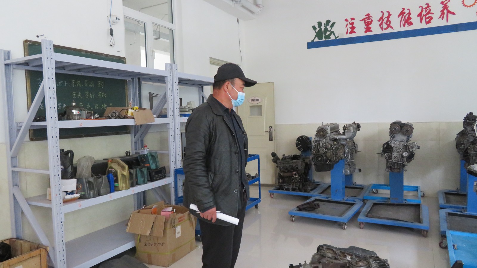 罗劲忠老师查看汽电实训室 (4).JPG