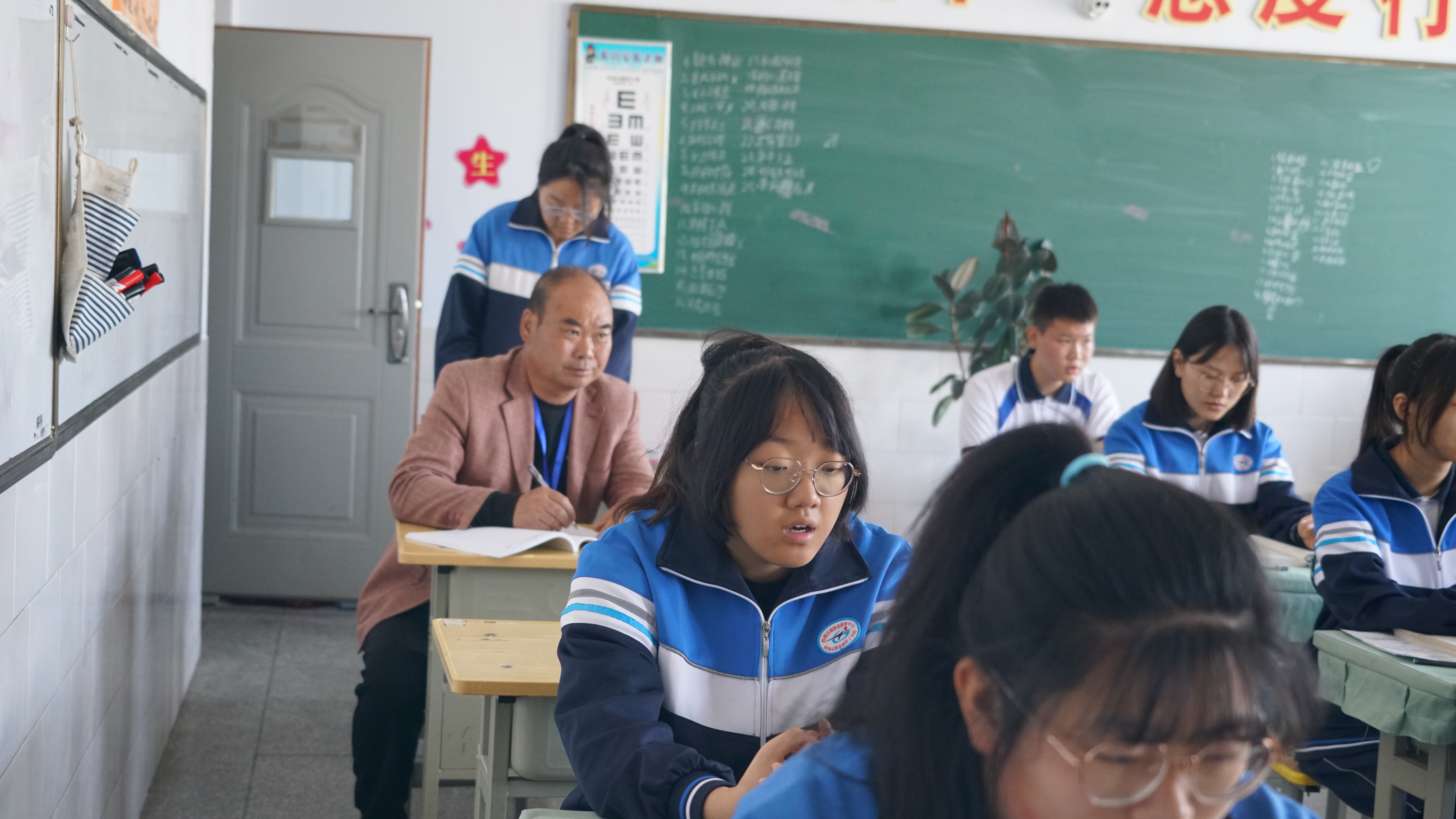 罗劲忠老师在听课 (2).JPG