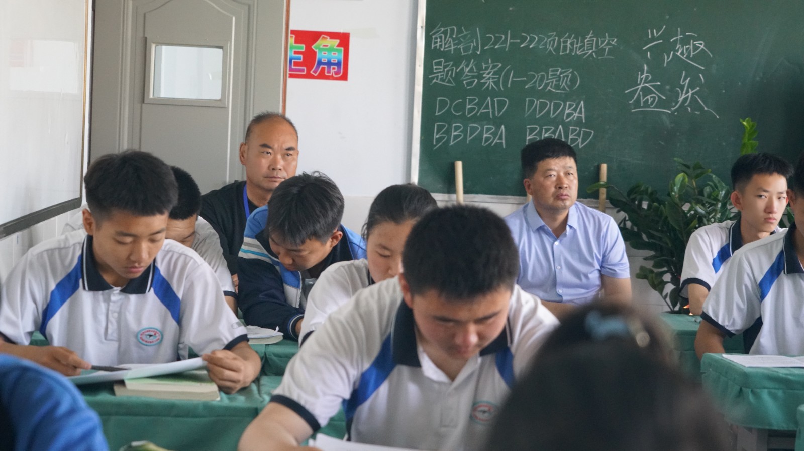 责任督学罗劲忠和边强主任在动科17班听课.JPG