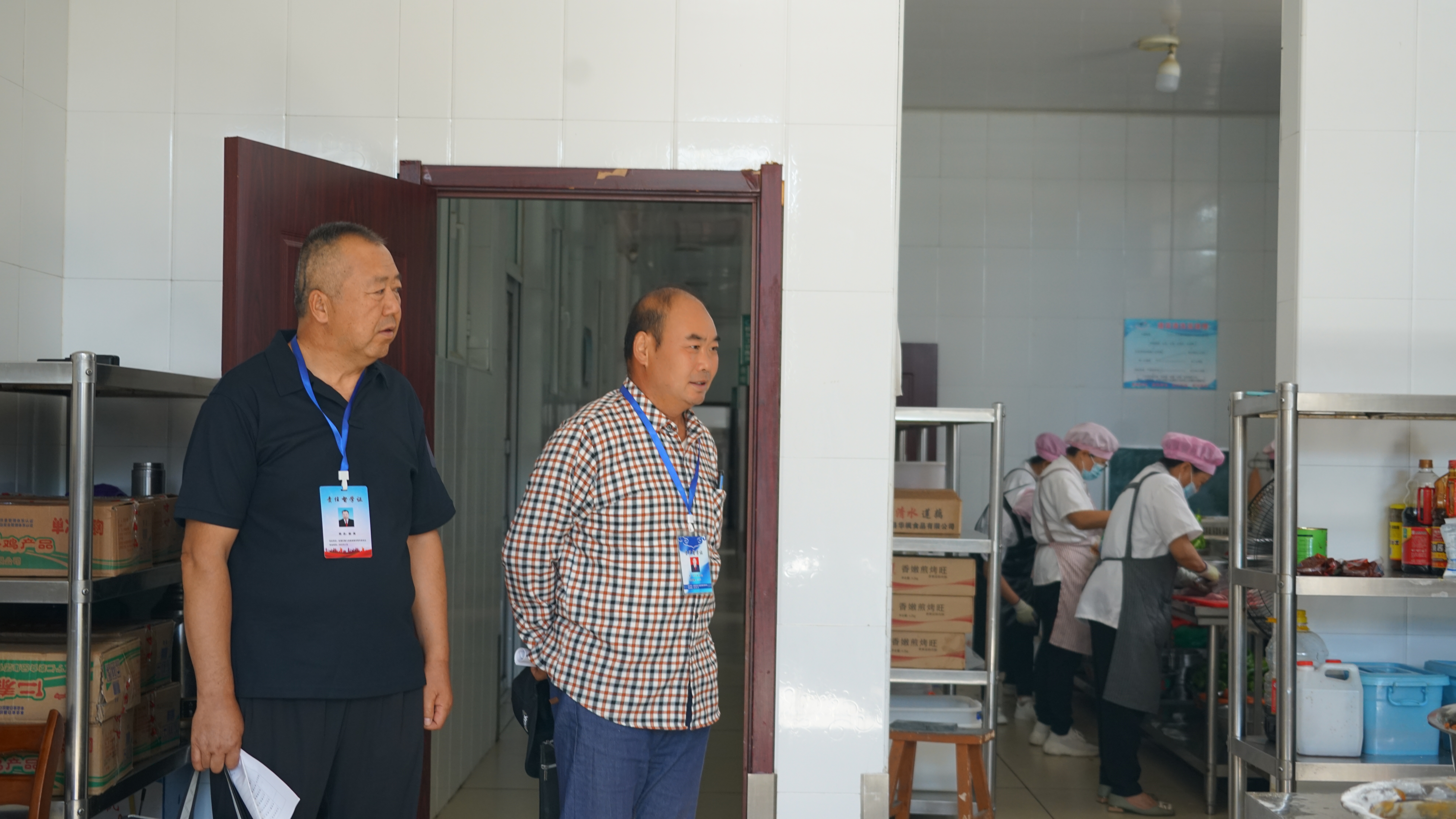 责任督学罗劲忠、赵英查看食堂工作操作流程.JPG