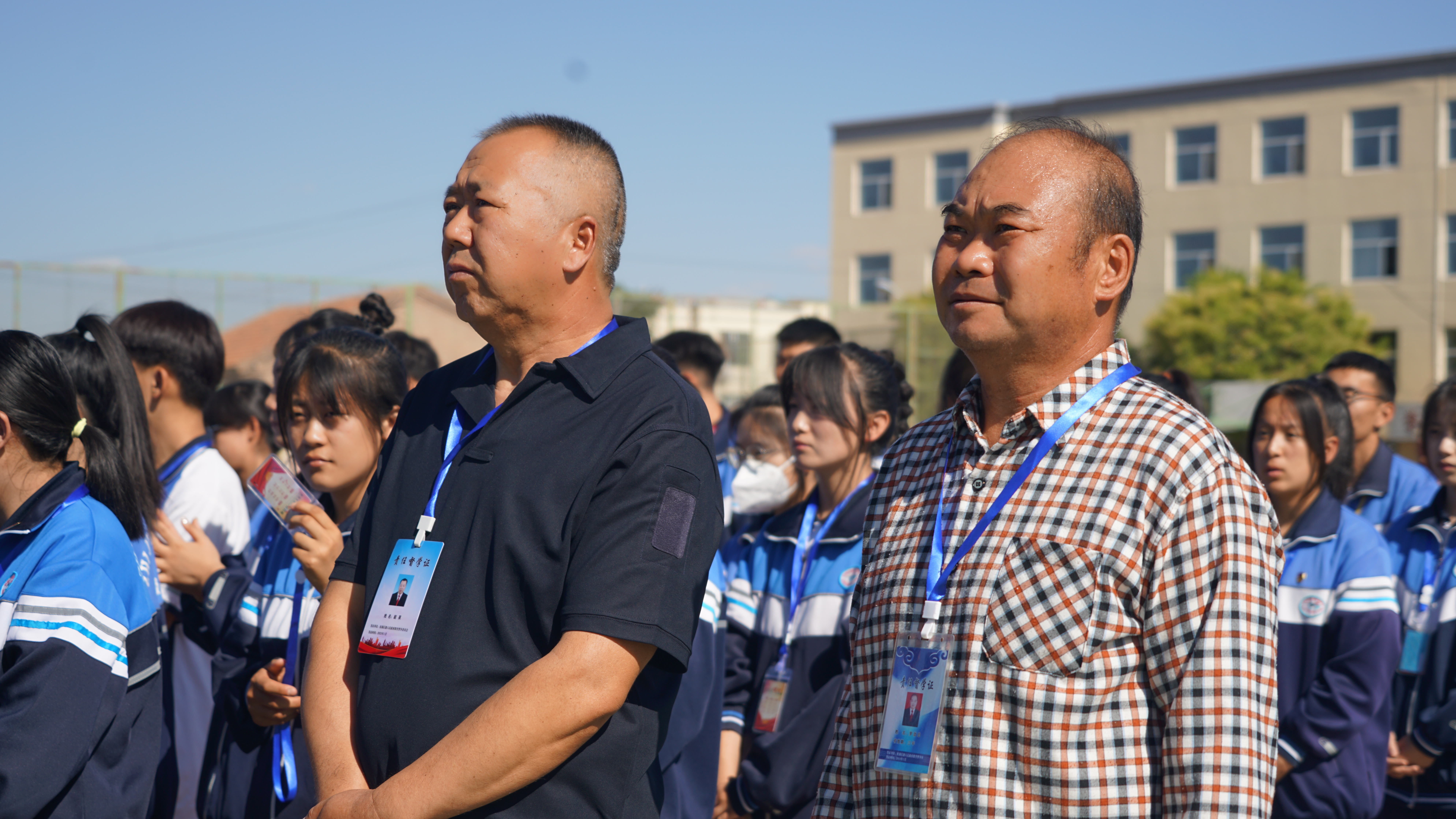 责任督学罗劲忠、赵英观摩我校升旗仪式 (2).JPG