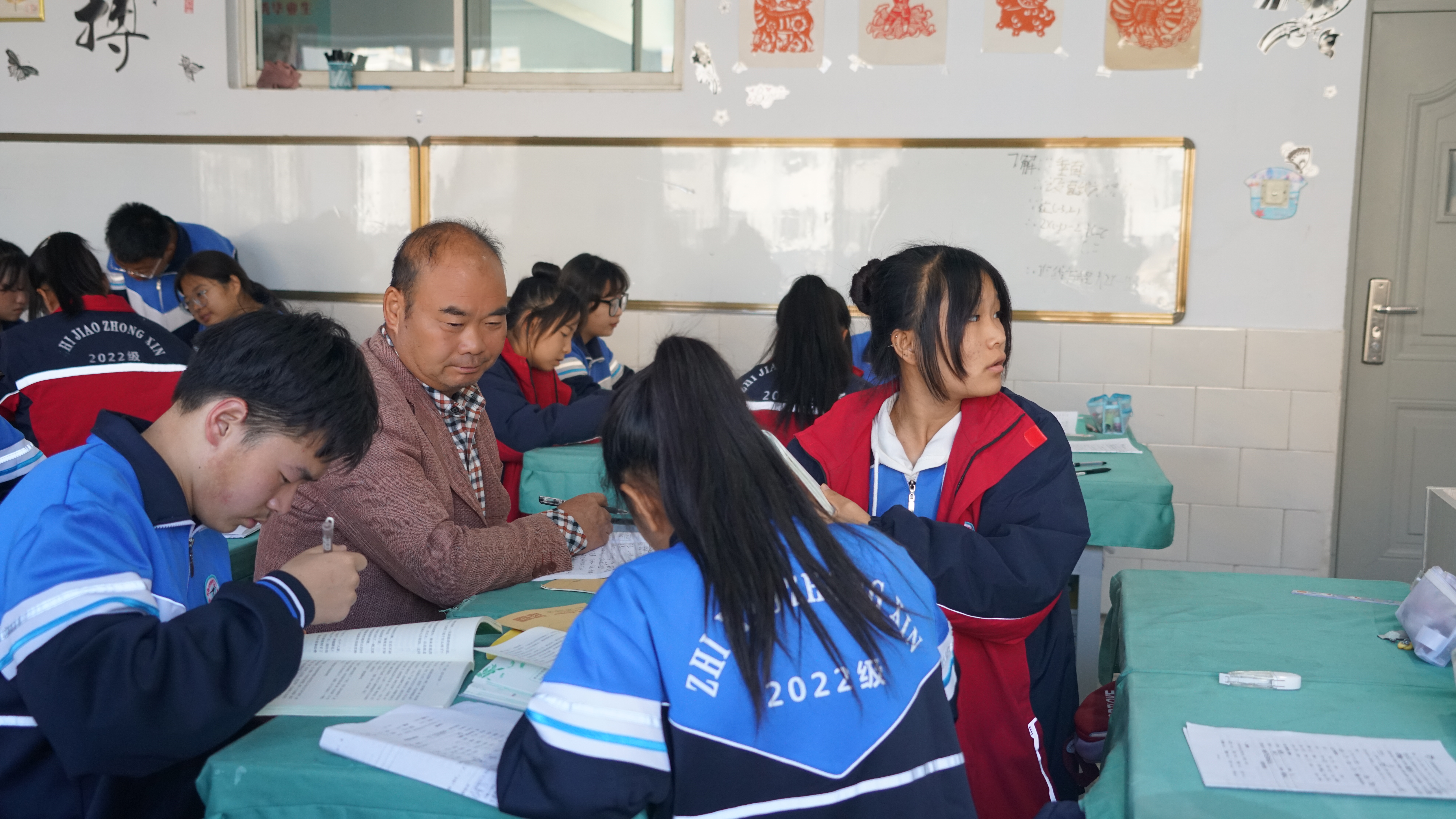 责任督学罗劲忠、赵英在听课 (2).JPG