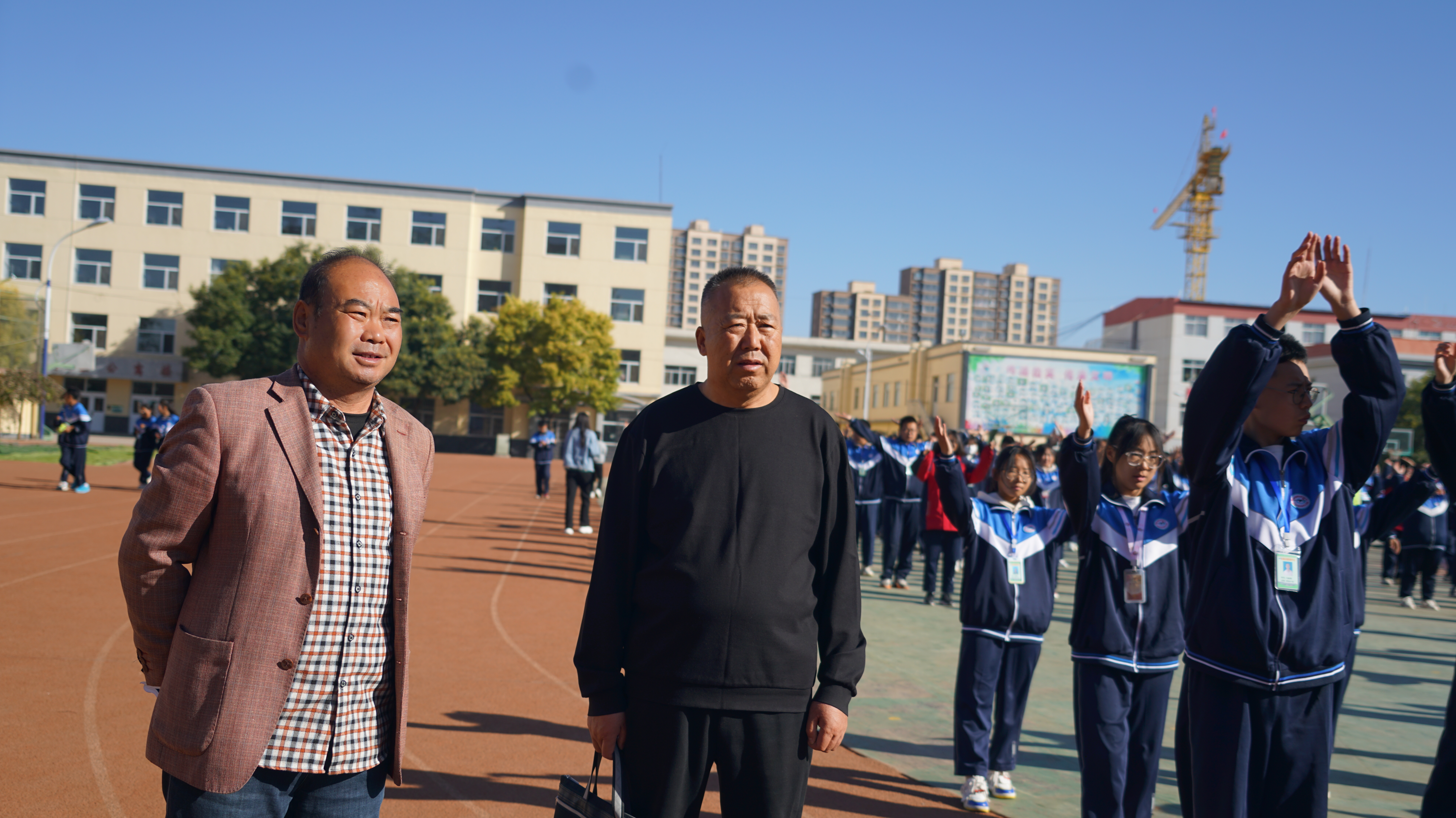 责任督学罗劲忠、赵英观摩课间操 (2).JPG