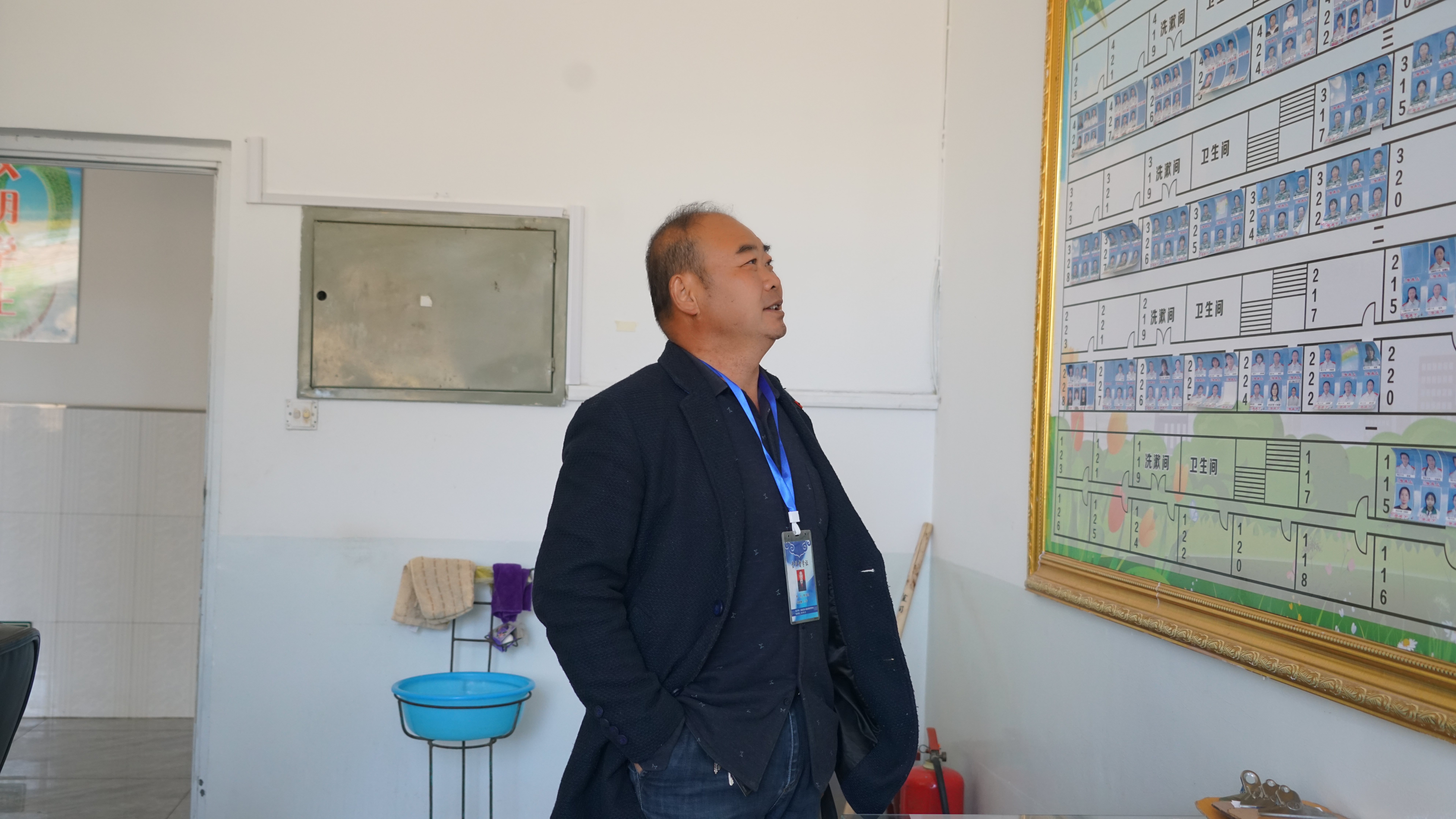 责任督学罗劲忠在公寓楼 (2).JPG