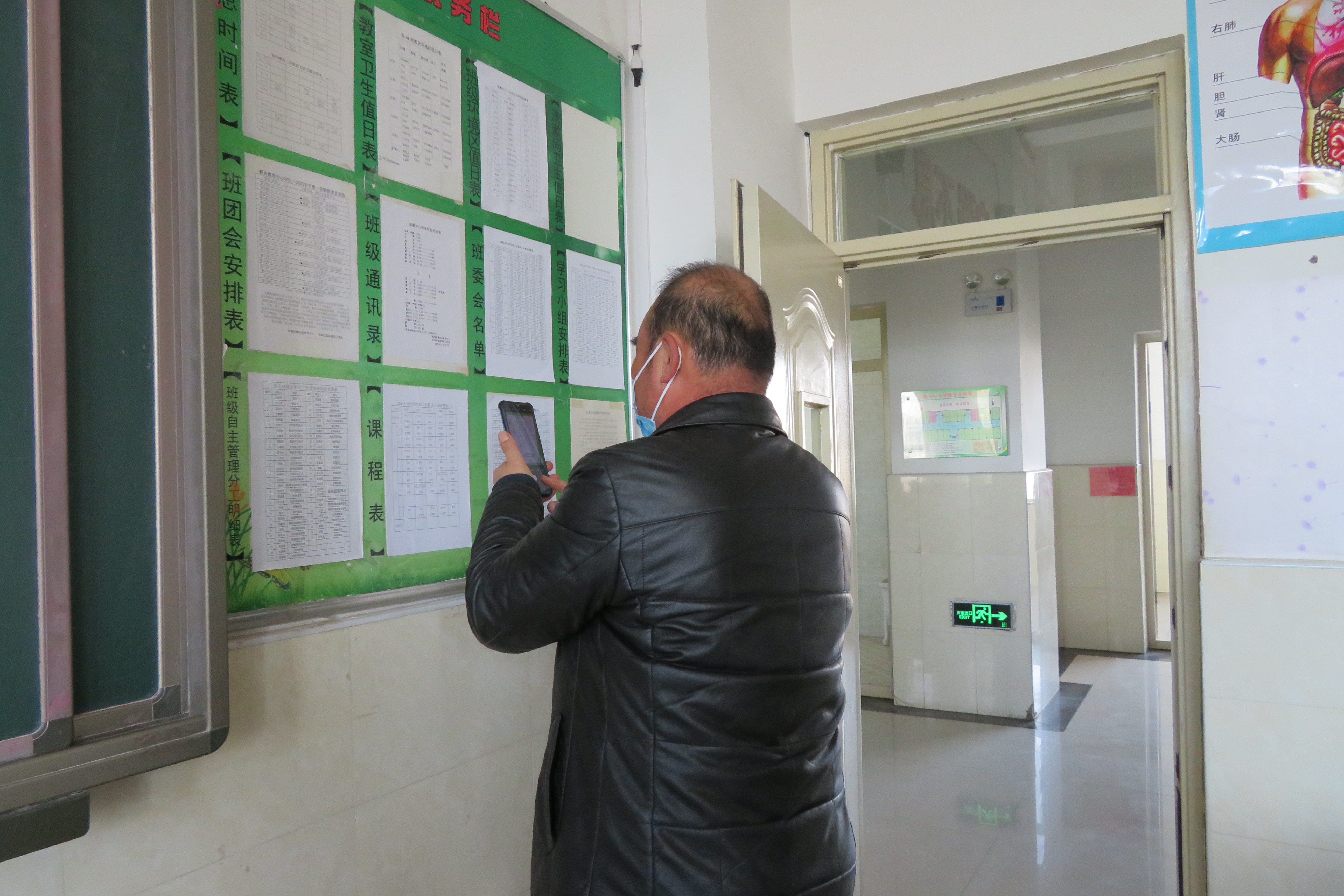 罗老师查看班级课程表.JPG