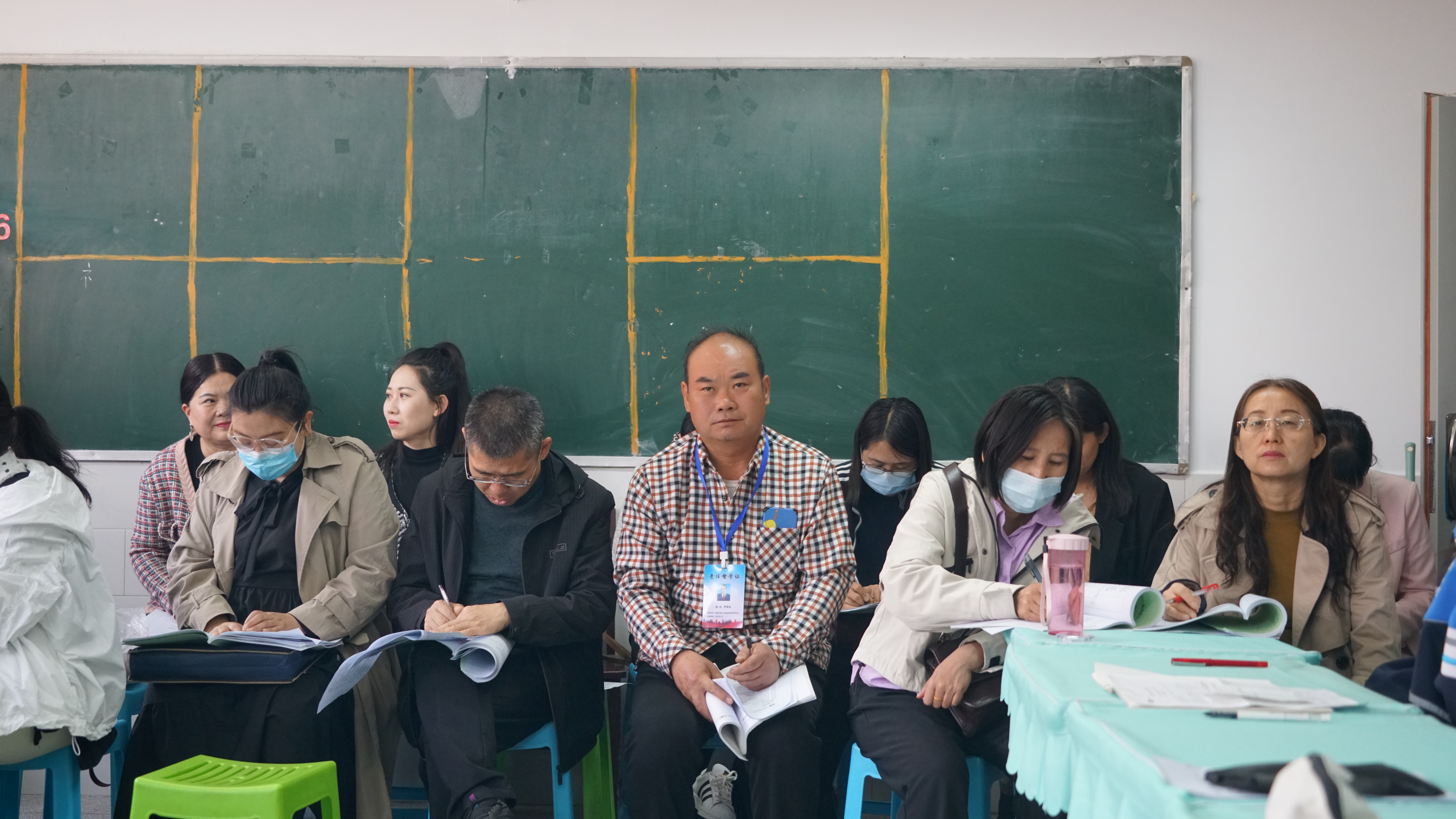 罗劲忠老师在听课 (2).JPG