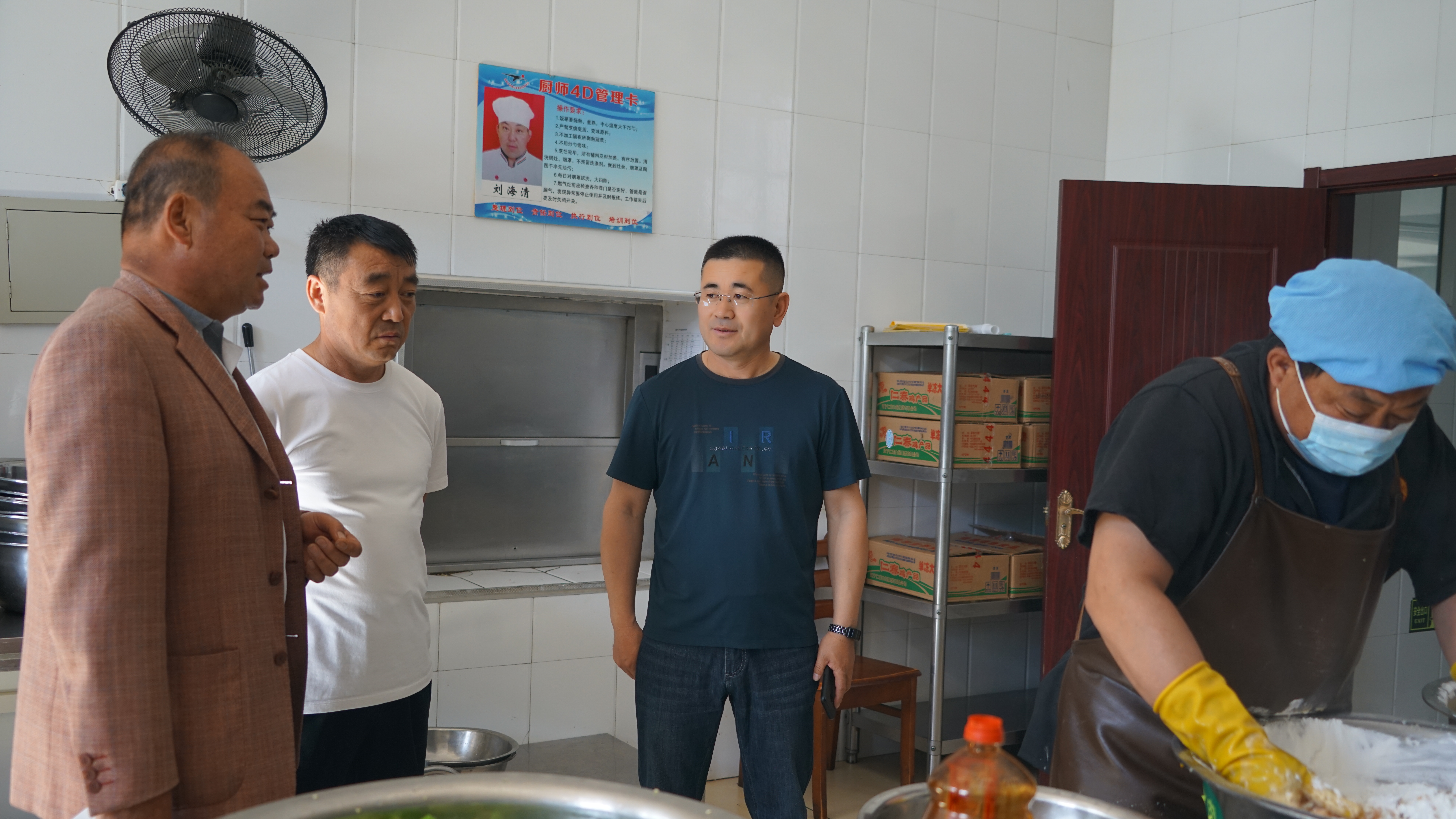 责任督学罗劲忠观摩厨师操作.JPG