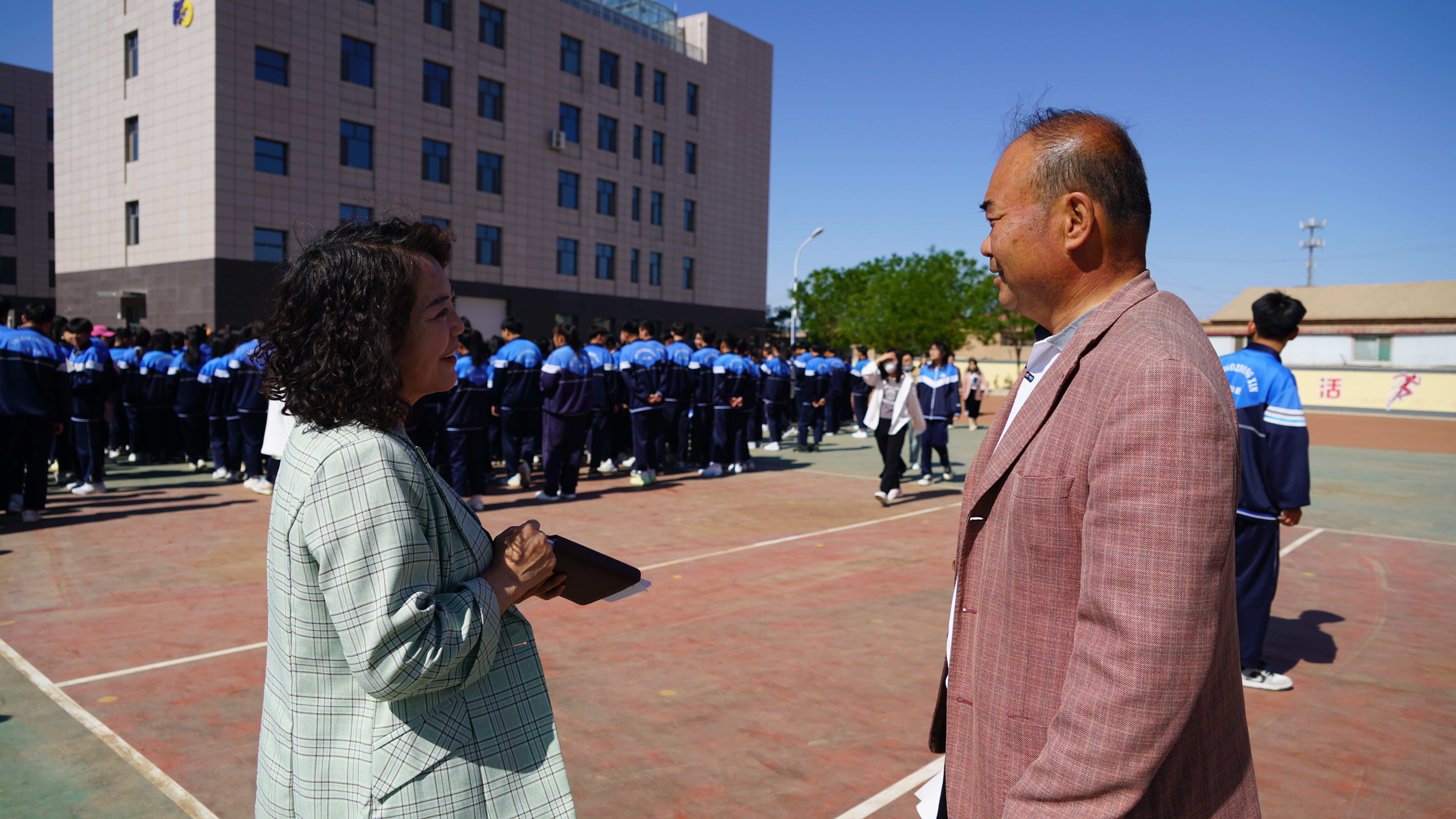 责任督学观摩我校升旗仪式 (2).JPG