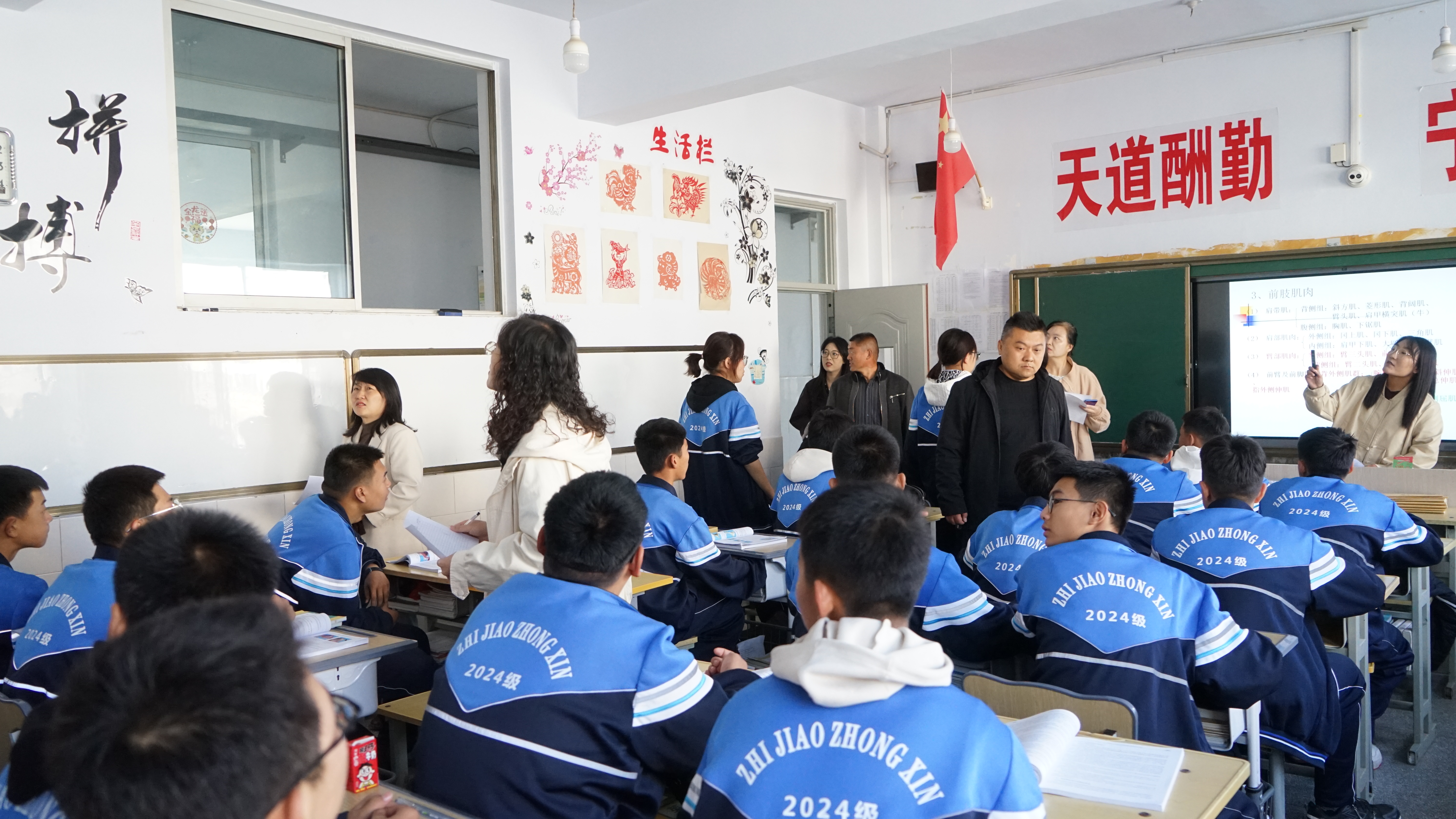 教室布置评比活动剪影 (6).JPG