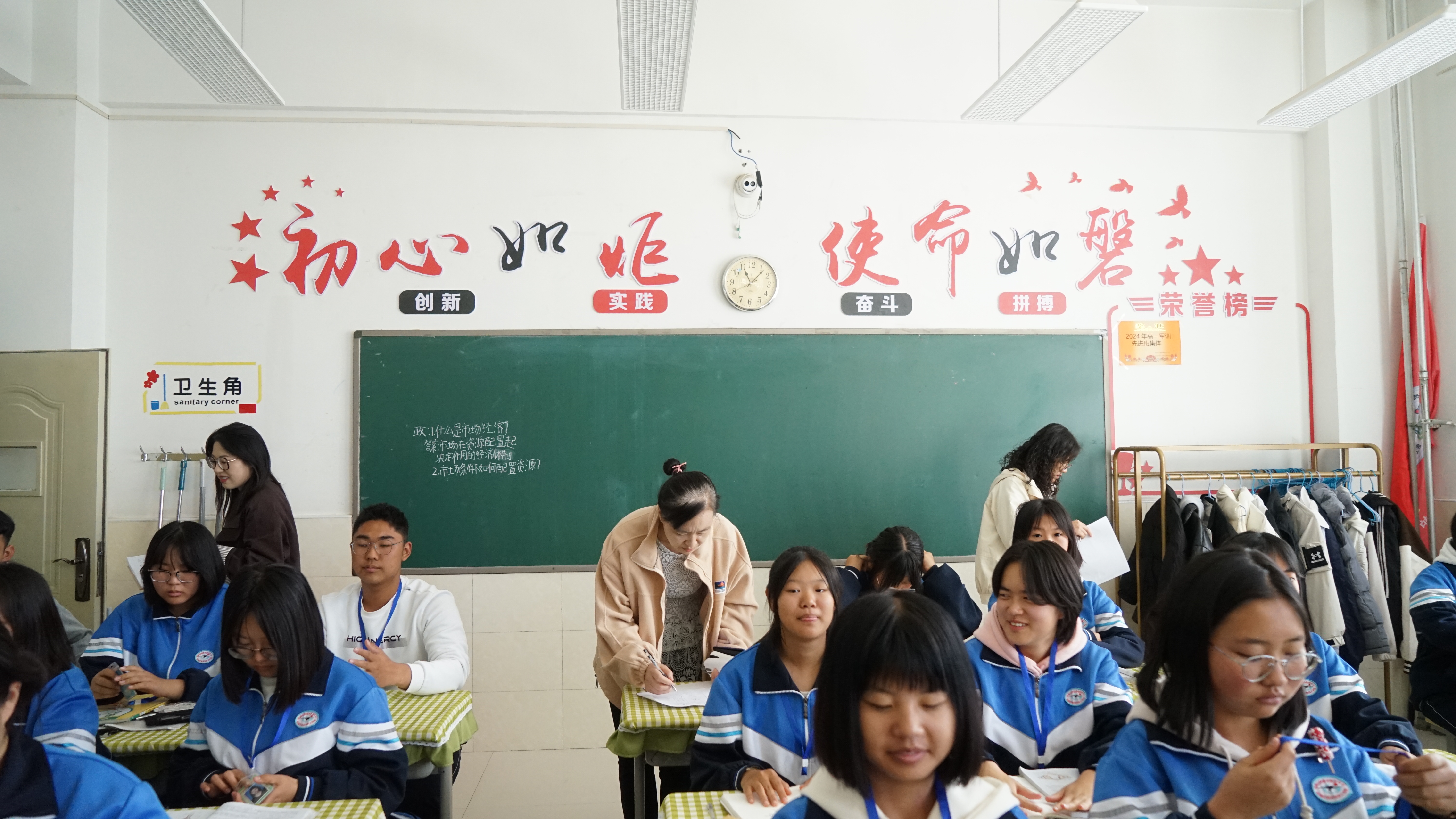 教室布置评比活动剪影 (38).JPG