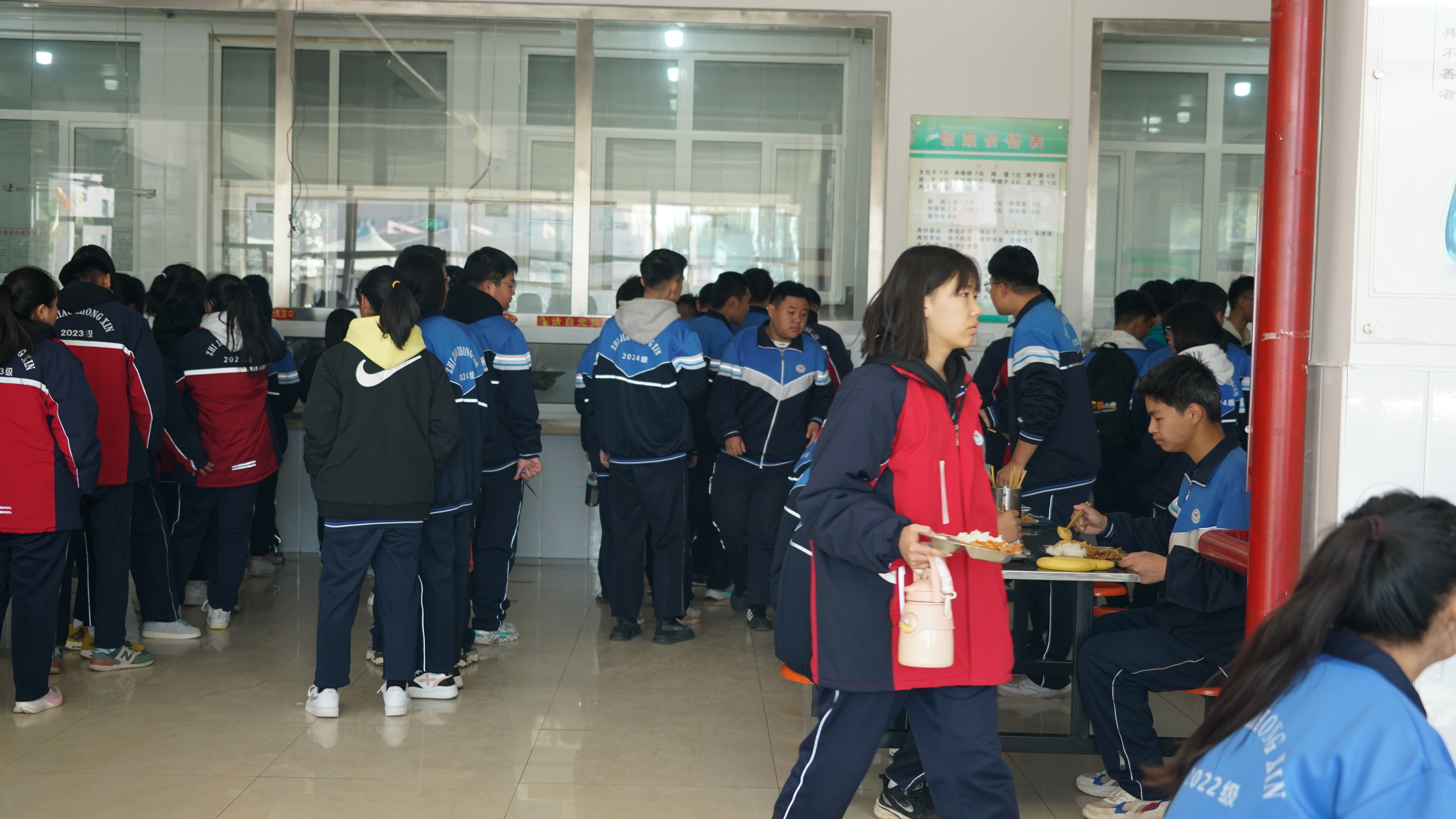 学生排队用餐.JPG