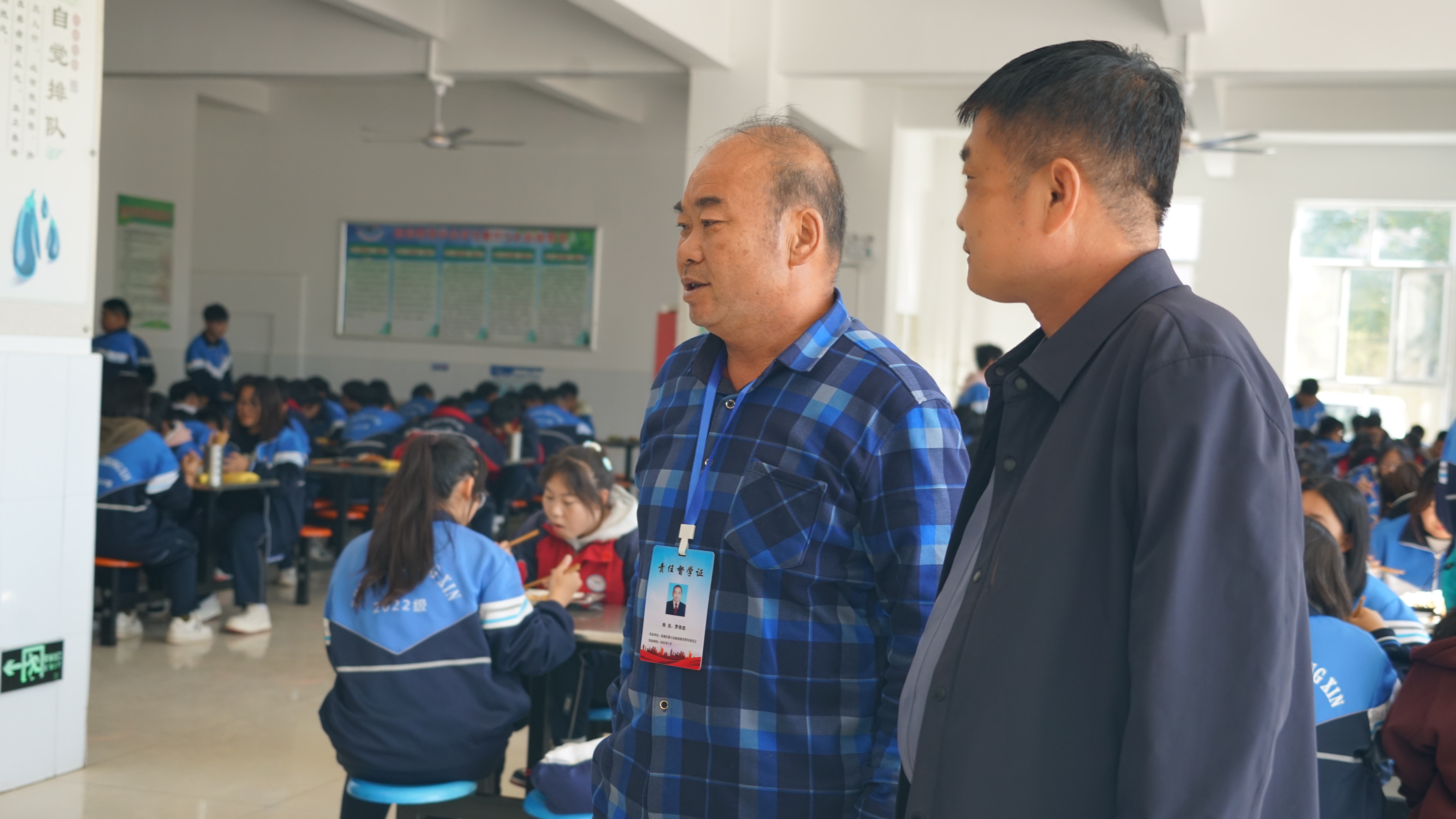 罗劲忠督学查看学生用餐.JPG