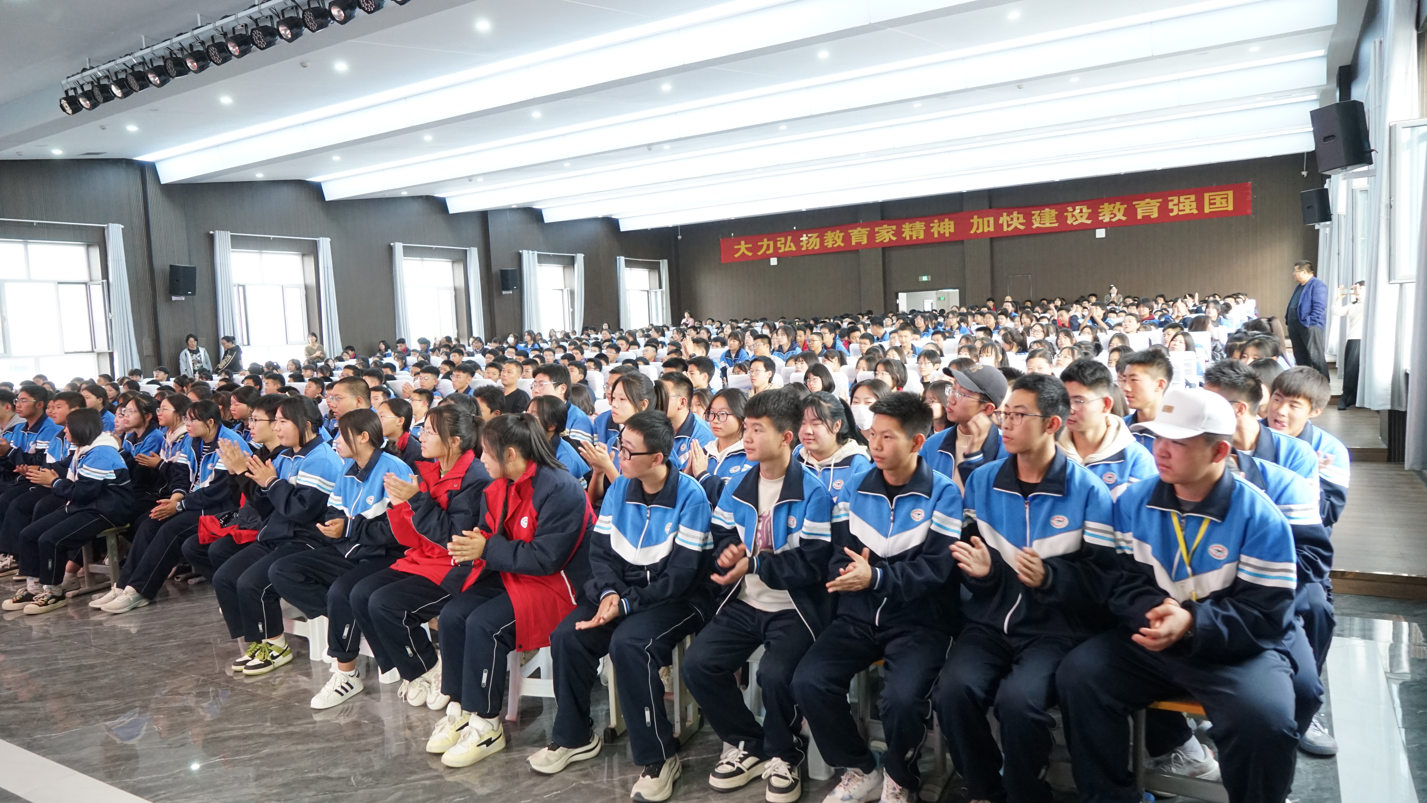 法制进校园讲座剪影 (52).JPG