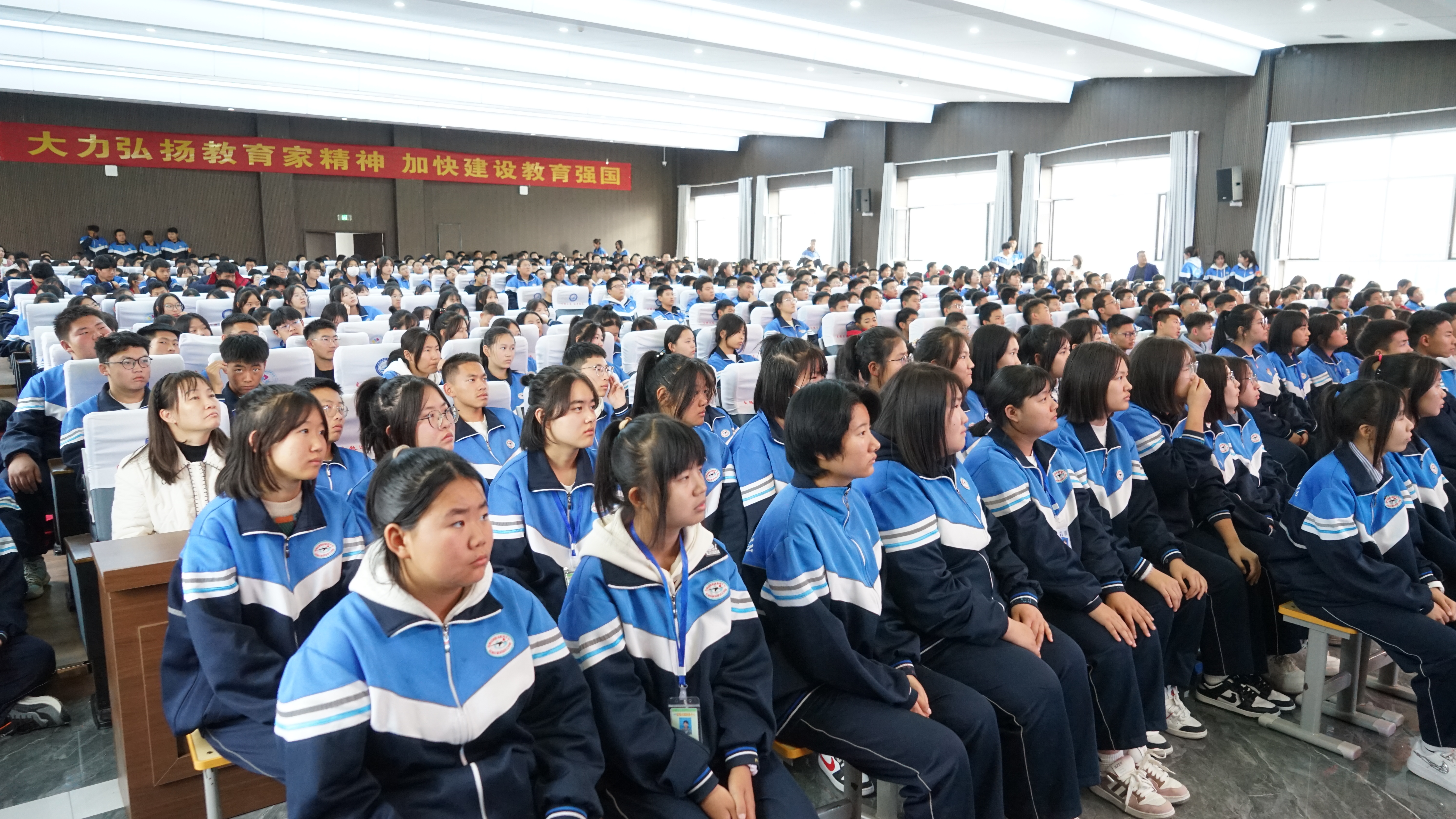 法制进校园讲座剪影 (73).JPG