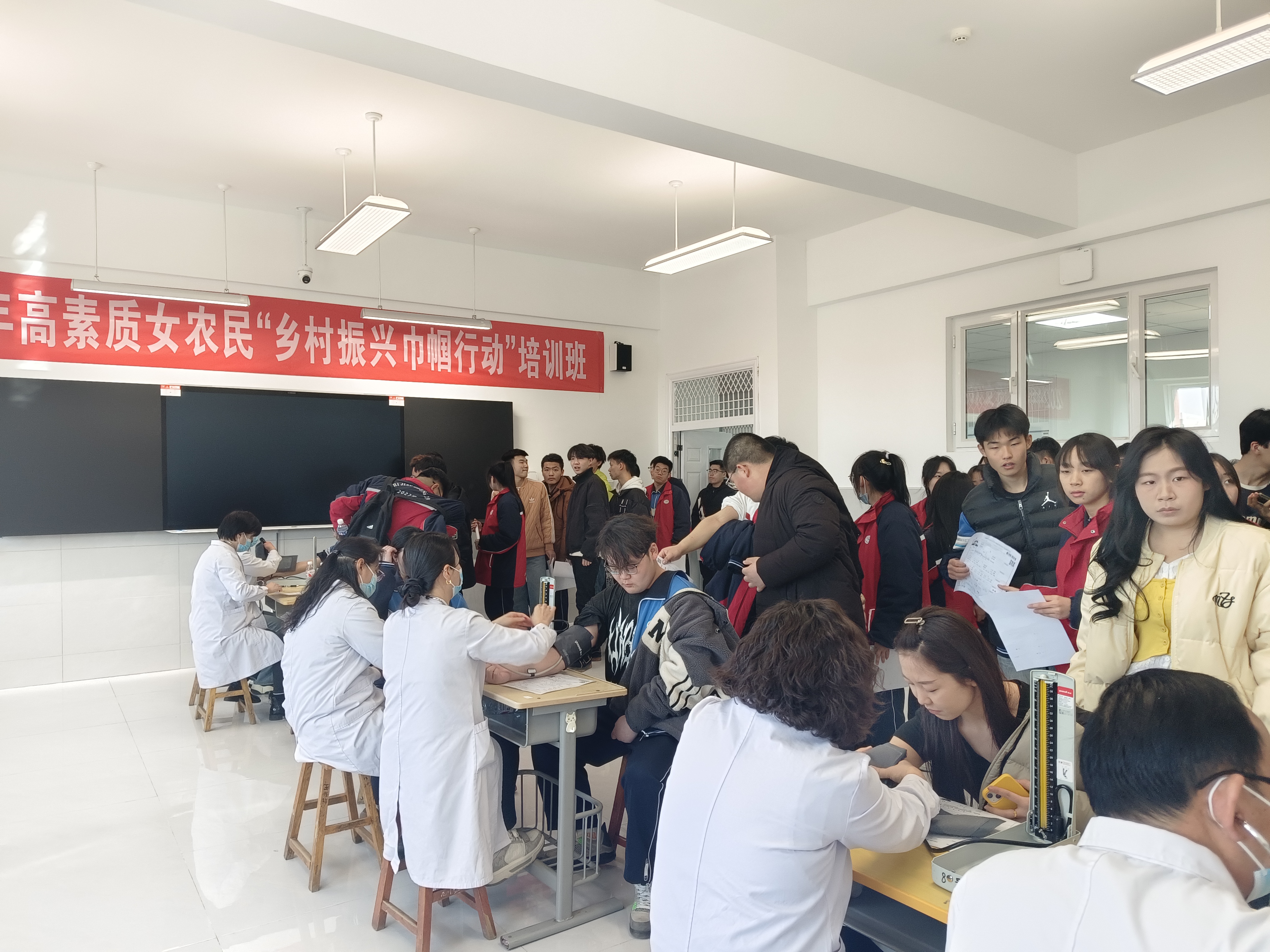 高考体检现场 (8).jpg