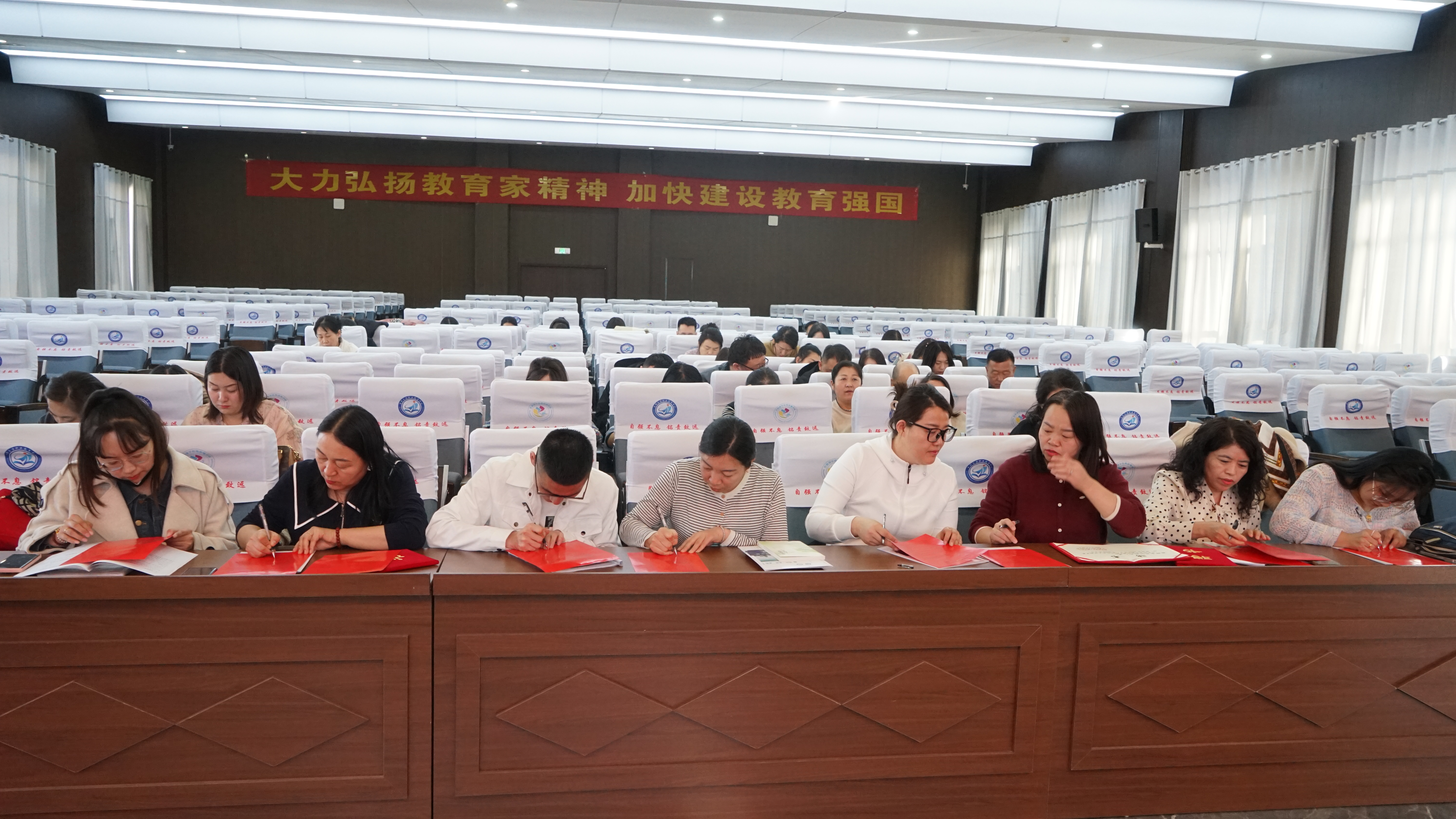 班主任青蓝工程结对仪式剪影 (53).JPG