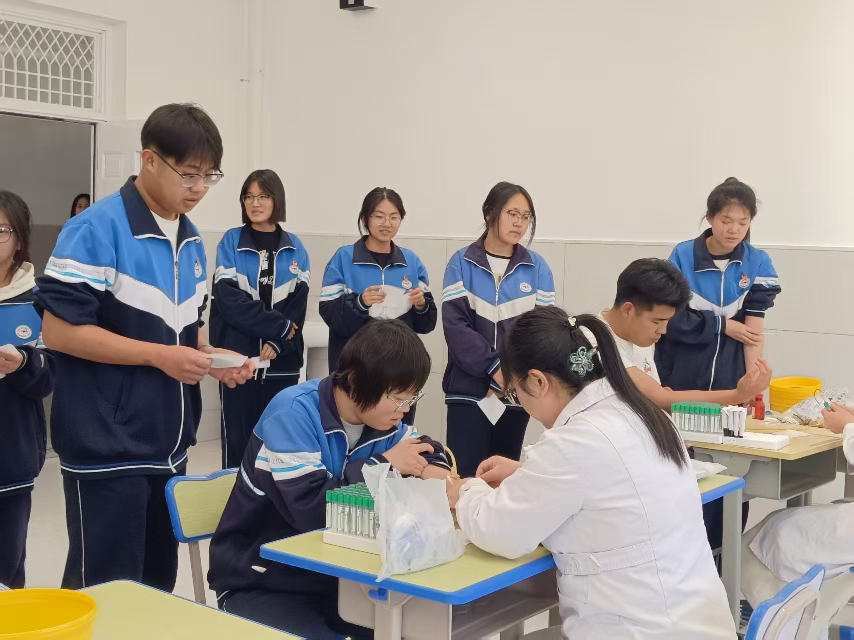 3月23日高三学生高考体检抽血 (3).jpg